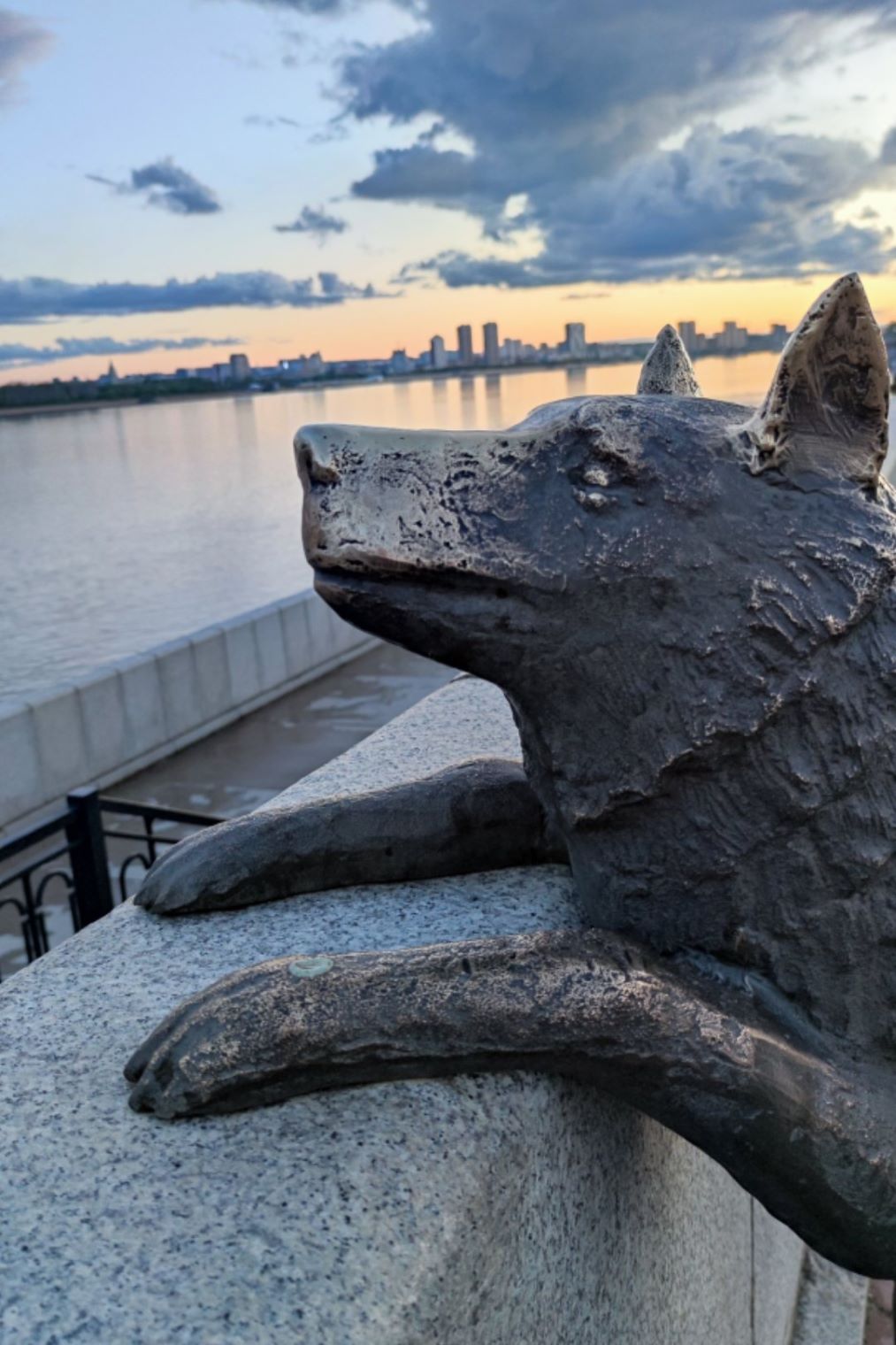 Фотография памятника «Дружок» на набережной Амура. Иллюстрация к статье о путешествии в Благовещенск на сайте КР.РФ