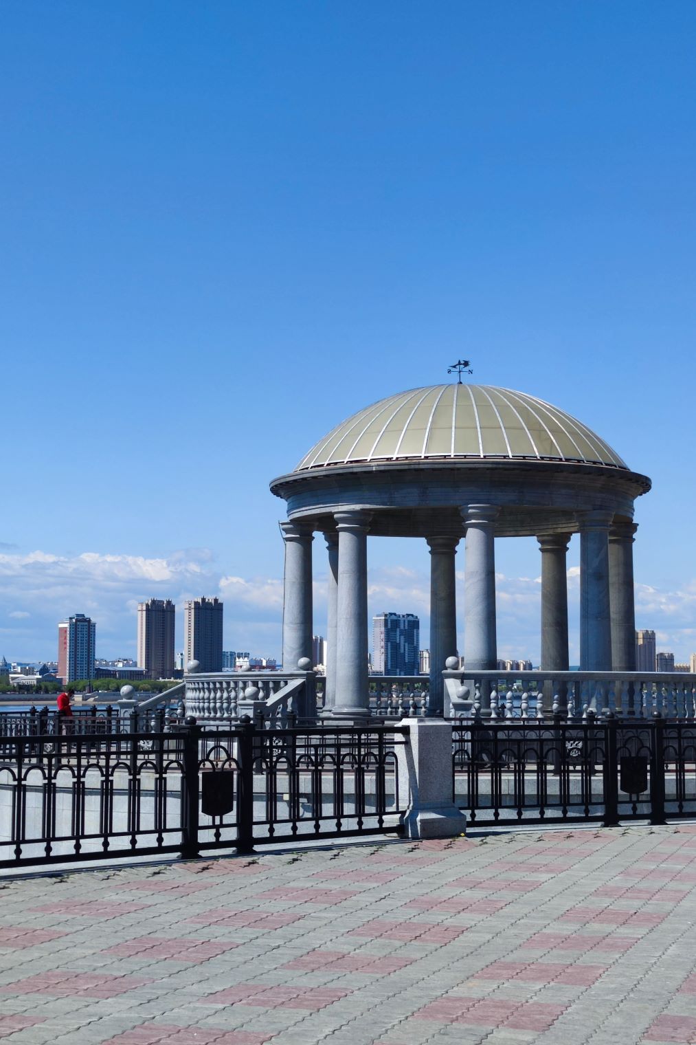 Фотография беседки-ротонды в Амурской области, Благовещенск. Иллюстрация к статье о путешествии в Благовещенск на сайте КР.РФ