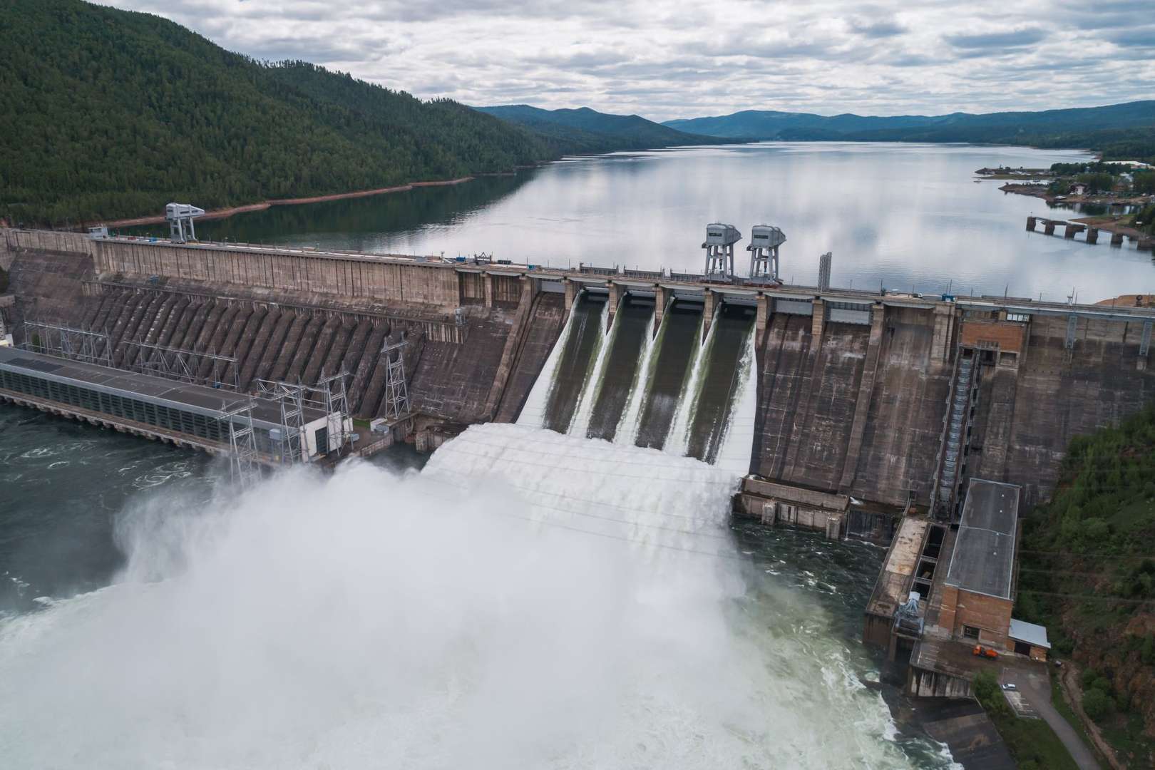 Фотография Зейской ГЭС . Иллюстрация к статье о путешествии в Благовещенск на сайте КР.РФ