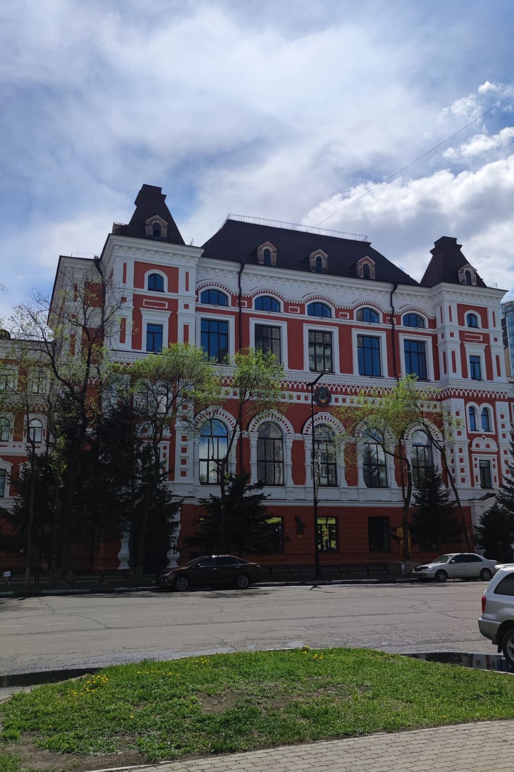 Фотография здания Благовещенского государственного педагогического университета. Иллюстрация к статье о путешествии в Благовещенск на сайте КР.РФ